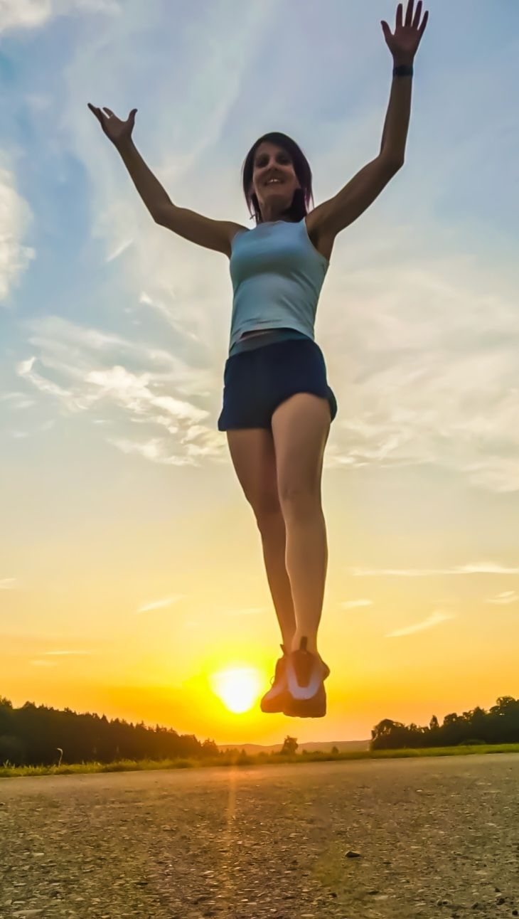 Ugrás a naplementében – a mindennapi mozgás felszabadító, felemelő érzése